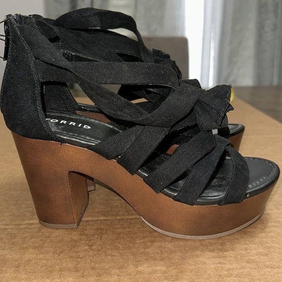 Torrid Black Strappy Ankle Wrap Wooden Heel Chunky Sandals Womens Size 8.5 NWT - Picture 3 of 14